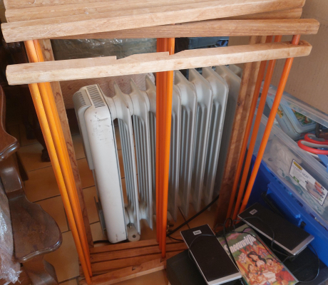 (93- S/OORD H)- WOODEN CLOTHES STAND- R 100