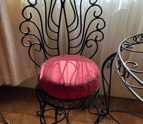 (H 11- S/OORD)- VINTAGE RED PEACOCK  TABLE WITH 4 CHAIRS- R 4000