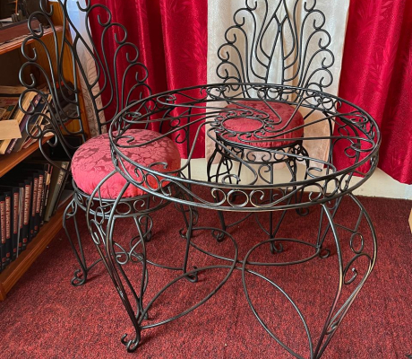 (H 11- S/OORD)- VINTAGE RED PEACOCK  TABLE WITH 4 CHAIRS- R 4000