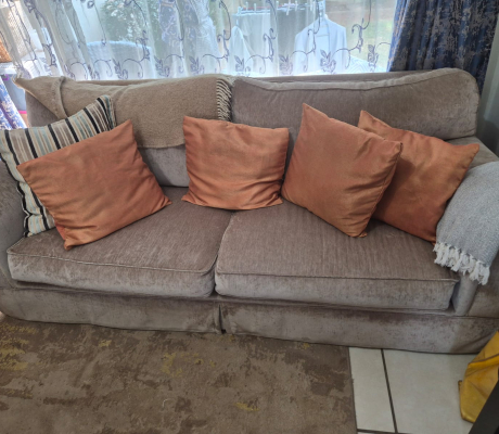8 Orange cushions  - (A Paulshof)