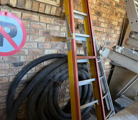 (158- S/OORD OB)- YELLOW/ RED FIBREGLASS LADDER- R 800