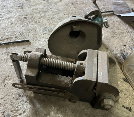 (34- SUIDEROORD)- SMALL VISE- R 100