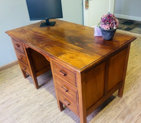 (ALB 25/4 - No:34) - Desk (137cm W x 76cm D x 76cm H)