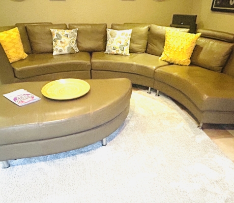 (ALB 25/4 - No:60) - Curved leather 7-seater sectional sofa with ottoman