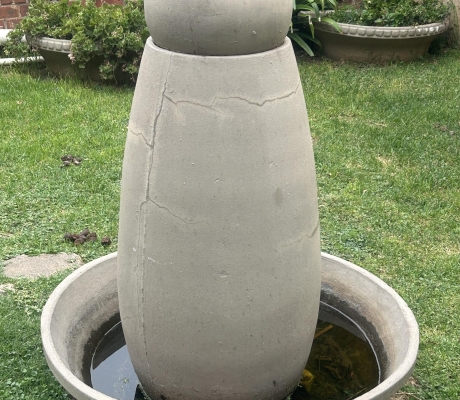 (ALB 25/4 - No:84) - Large concrete ball water fountain feature
