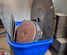 (102- SUIDEROORD)- GRINDING DISKS AND CUTTER- R 100