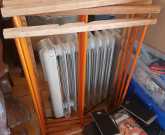 (93- S/OORD H)- WOODEN CLOTHES STAND- R 100