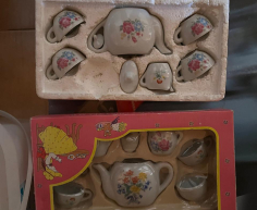 (H 36- S/OORD)- 2 X CHILDRENS TEASETS- R 100