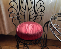 (H 11- S/OORD)- VINTAGE RED PEACOCK  TABLE WITH 4 CHAIRS- R 4000