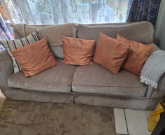 8 Orange cushions  - (A Paulshof)