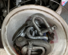 (77- SUIDEROORD)- ROUND CONTAINER WITH VARIOUS SHACKLES- R 80