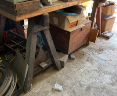 (84- SUIDEROORD)- WORKING TABLE WITH 2 METAL SAW HORSES- R 500